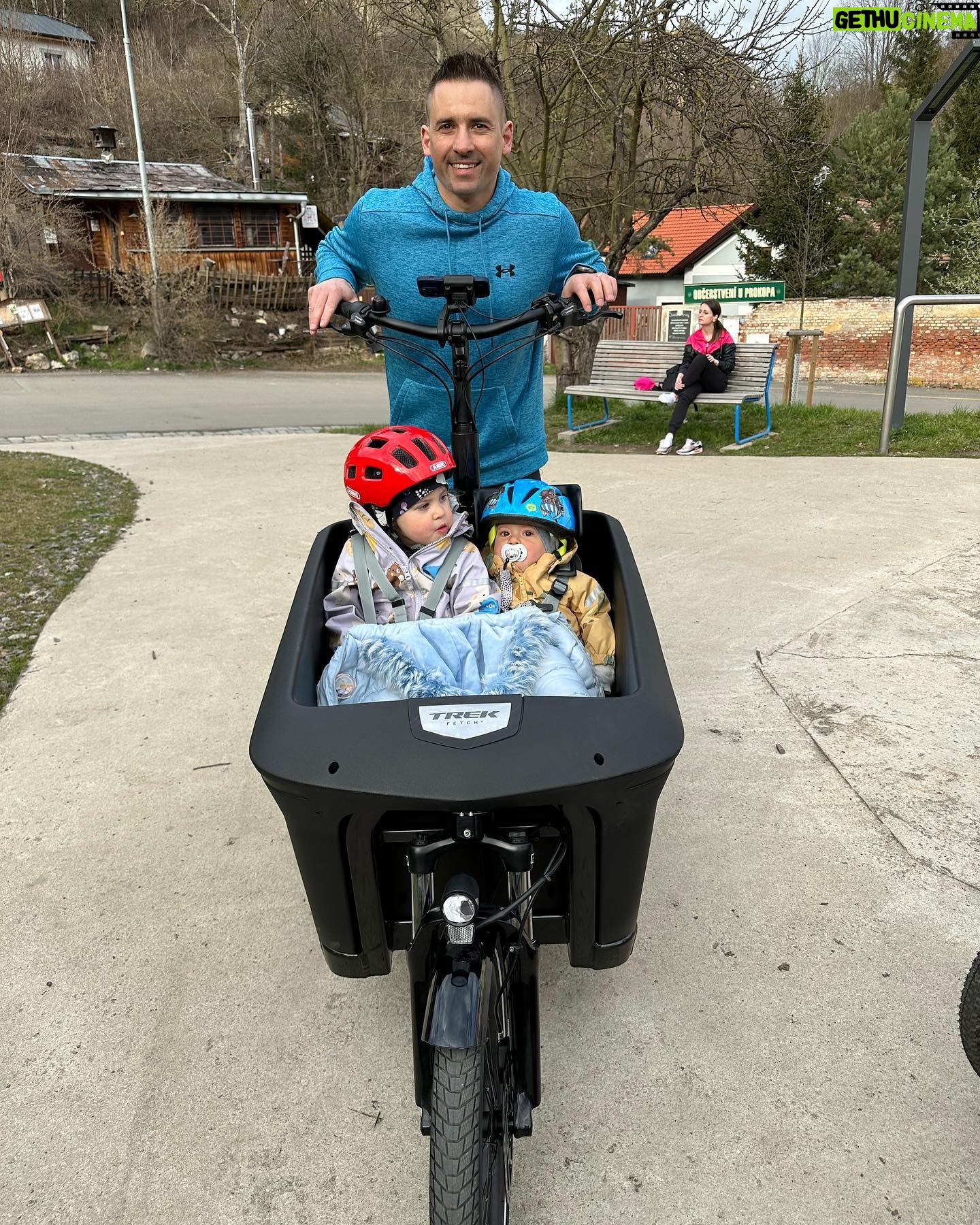 Lucie Šafářová Instagram - Nás to jarně navnadilo do cyklistiky a teď zase přišla zima.. 🥶 každopádně jsme toho stihli hodně otestovat! @tomasplekanec je totiž sběratel kilometrů 🤣😅 a baví nás to! Ptali jste se hodně na info, takže pro nás nejlepší orientace na mapy.cz (stejně se ztrácíme, ale to není jejich chyba🤣👍🏻) Olík v sedačce zamnou (tu máme Thule) a Lea byla na tyči, ale hodně se nákláněla, což vyřešil systém FollowMe! Ten je super! Děkuji za doporučení. Taky jsme otestovali novinku od @trekbikes_czsk elektrokolo, kde se vlezli oba dva do “vany”. Doporučuji spíš na rovinatý terén! Je dost těžké, ale Olík tam krásně spal na polohovací sedačce. Kola od nich máme s Tomem už roky a jsme spokojení. Nejsme profi cyklisti, ale možná brzo budem. 🤣🤣 jen sdílím, co nám vyhovuje s dětma. Kdyžtak nám můžete poradit a my to dál otestujeme😂😅 teď už jen chybí to počasí… 💪🏻 Biking adverures with kids. 😍