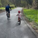 Lucie Šafářová Instagram - Cyklovýlet se vším! 😅 Jak jste vy využili takový parádní ☀️☀️ den? My na kole super, Lea to celý ujela🙃 Olík to taky zvládl s úsměvem a mě se opět rozpadlo kolo.. 🤪 naštěstí jel vlak a @tomasplekanec to zázračně dojel z nádraží domů! Trasa Prokopské údolí-Beroun je moc pěkná a nejsou tam kopce! 🤩 Dětská hřiště ✅ Restaurace a kavárny ✅ Zmrzlina ✅ Pivko✅ Řeka Berounka ✅ Karlštejn ✅