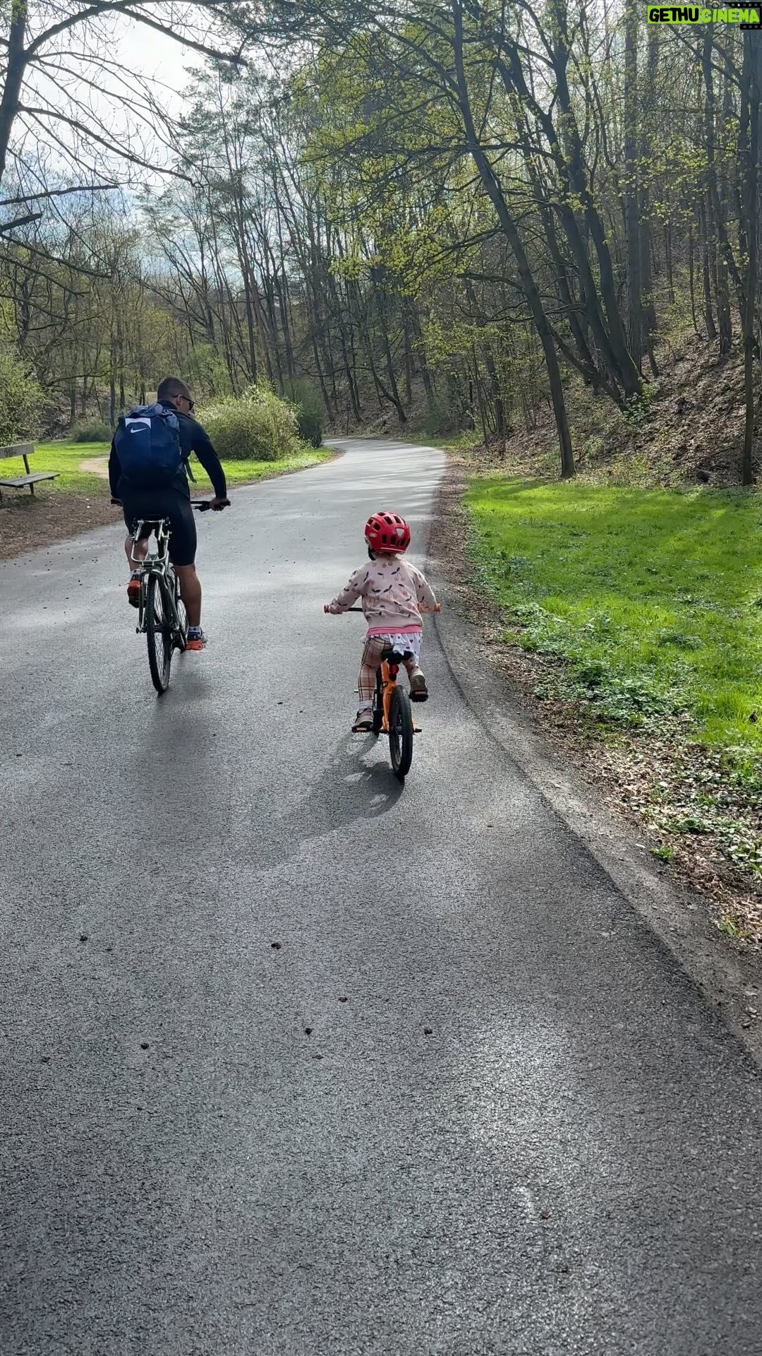 Lucie Šafářová Instagram - Cyklovýlet se vším! 😅 Jak jste vy využili takový parádní ☀️☀️ den? My na kole super, Lea to celý ujela🙃 Olík to taky zvládl s úsměvem a mě se opět rozpadlo kolo.. 🤪 naštěstí jel vlak a @tomasplekanec to zázračně dojel z nádraží domů! Trasa Prokopské údolí-Beroun je moc pěkná a nejsou tam kopce! 🤩 Dětská hřiště ✅ Restaurace a kavárny ✅ Zmrzlina ✅ Pivko✅ Řeka Berounka ✅ Karlštejn ✅