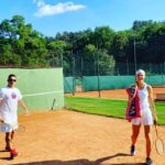 Lucie Šafářová Instagram - Jedna “retro” tenisová oslava? Musím říct, že hrát s dřevěnou raketou není vůbec jednoduché! Takže obdiv k výkonům té doby a jsem ráda, že mám svou “moderní” raketku! 😅 #tenis #zpětvčase #snauwert #artist @tomasplekanec Playing with wooden rackets is not easy! I admire players of that age even more! #tennis #classic #backintime