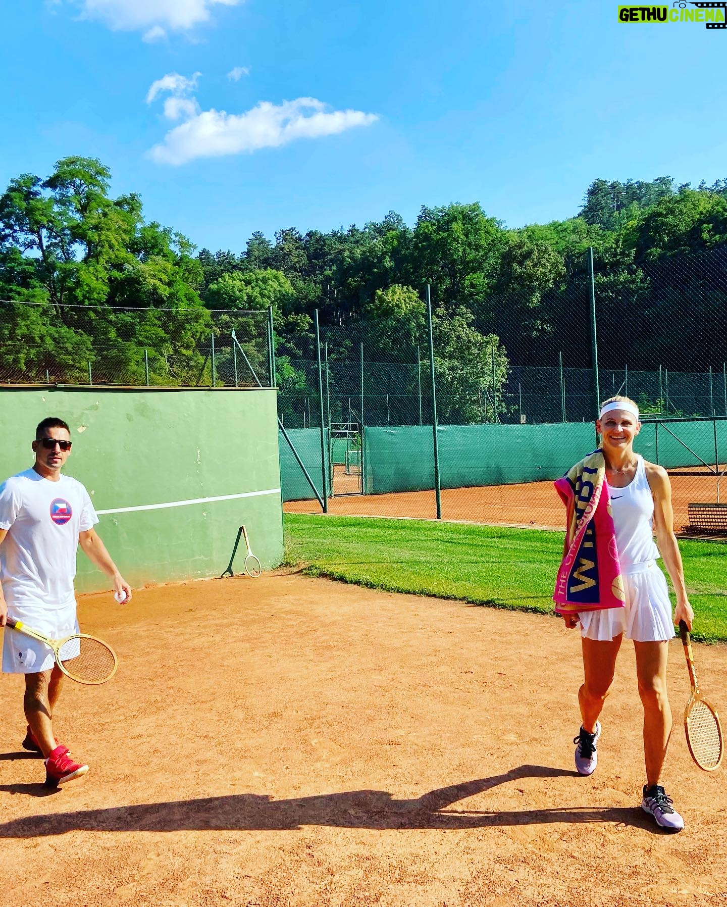 Lucie Šafářová Instagram - Jedna “retro” tenisová oslava? Musím říct, že hrát s dřevěnou raketou není vůbec jednoduché! Takže obdiv k výkonům té doby a jsem ráda, že mám svou “moderní” raketku! 😅 #tenis #zpětvčase #snauwert #artist @tomasplekanec Playing with wooden rackets is not easy! I admire players of that age even more! #tennis #classic #backintime