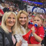 Lucie Šafářová Instagram - Zlato.🥇Po 14letech! Doma v Praze. Před těma nejlepšíma fanouškama světa! To byla jízda! 🇨🇿🥳🥳 Velký dík celému 🇨🇿hokejovému týmu! Na tyhle zážitky zase dlouuuuho nezapomeneme! Holt v O2 aréně nám ty sporty jdou! 🤣🤣 Já si každý zápas moc užívala, někdy i vzpomínala na naše dávná fed cupová vítězství, ale prostě 🎩 dolů před těma výkonama, co naši předvedli! 🤩💪🏻 No a ta atmosféra, kterou jsme tam 🇨🇿 vytvořili je prostě nejvíc! Moc jsme jim to přáli a ono se to povedlo! 🥳 Já jsem moc pyšná na @tomasplekanec za to, jak pěkně zvládl svou novou roli! Bylo zvláštní ho vidět bez helmy 😂😂 ale myslím, že těch 1000000000 hodin koukání doma na hokej, kde jen občas zabojuji já o tenis a děti o pohádku svědčí o tom, že hokej pořád miluje a rád ho pomáhá dávat dál. ❤️ Smekám i před celým realizačním týmem v čele s Radimem Rulíkem, na který byl obrovský tlak a určitě není vůbec lehké to celé ustát! Oni to dali a zaslouženě teď drží 🥇🏆! No tak teď jim přeji pěkné oslavy a ať jim ta radost “lepí” dál a my se zase budeme těšit na další hokejové bitvy! @tomasplekanec si teď beru jako kouče do Paříže na legendy, tak snad to vítěznou vlnu přenese i na mě! 🤣💪🏻 #cesko #ceskyhokej #mistri
