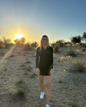Lucie Šafářová Instagram - Poprvé na turnaji v jiné roli s @canalplussportczsk .🎤📺 Po 4 letech na kurtu trénink #teambucie a dlouhý rozhovor s Beth pro Advantage!🎾 Na ten se brzy můžete těšit! Poprvé týden bez dětí s @tomasplekanec. 😇 To bylo asi nejtěžší. Ještě, že mám nej babičku a tetu na světě! 🙏🏻🙏🏻 Naspala jsem 100000hodin a nikdo mě nebudil, to byl pecka! No a teď zase zpět do reality! 😁 #dubaj #emiraty #turnaj #kamosi #rozhovory #studio #fajnparta

First time on tournament in a different role. 🎤📺 Great to see old friends! 🙃 Had a blast on the court as #teambucie and long interview with @matteksands full of laughter! (As always) First week without kids, that was tough and great as well! So much sleep! 😁 So now it’s time to go back to reality again! 😅 
#dubai #emirates #tournament #fun