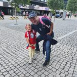 Lucie Šafářová Instagram - Zlato.🥇Po 14letech! Doma v Praze. Před těma nejlepšíma fanouškama světa! To byla jízda! 🇨🇿🥳🥳 Velký dík celému 🇨🇿hokejovému týmu! Na tyhle zážitky zase dlouuuuho nezapomeneme! Holt v O2 aréně nám ty sporty jdou! 🤣🤣 Já si každý zápas moc užívala, někdy i vzpomínala na naše dávná fed cupová vítězství, ale prostě 🎩 dolů před těma výkonama, co naši předvedli! 🤩💪🏻 No a ta atmosféra, kterou jsme tam 🇨🇿 vytvořili je prostě nejvíc! Moc jsme jim to přáli a ono se to povedlo! 🥳 Já jsem moc pyšná na @tomasplekanec za to, jak pěkně zvládl svou novou roli! Bylo zvláštní ho vidět bez helmy 😂😂 ale myslím, že těch 1000000000 hodin koukání doma na hokej, kde jen občas zabojuji já o tenis a děti o pohádku svědčí o tom, že hokej pořád miluje a rád ho pomáhá dávat dál. ❤️ Smekám i před celým realizačním týmem v čele s Radimem Rulíkem, na který byl obrovský tlak a určitě není vůbec lehké to celé ustát! Oni to dali a zaslouženě teď drží 🥇🏆! No tak teď jim přeji pěkné oslavy a ať jim ta radost “lepí” dál a my se zase budeme těšit na další hokejové bitvy! @tomasplekanec si teď beru jako kouče do Paříže na legendy, tak snad to vítěznou vlnu přenese i na mě! 🤣💪🏻 #cesko #ceskyhokej #mistri