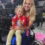 Lucie Šafářová Instagram - Zlato.🥇Po 14letech! Doma v Praze. Před těma nejlepšíma fanouškama světa! To byla jízda! 🇨🇿🥳🥳 Velký dík celému 🇨🇿hokejovému týmu! Na tyhle zážitky zase dlouuuuho nezapomeneme! Holt v O2 aréně nám ty sporty jdou! 🤣🤣 Já si každý zápas moc užívala, někdy i vzpomínala na naše dávná fed cupová vítězství, ale prostě 🎩 dolů před těma výkonama, co naši předvedli! 🤩💪🏻 No a ta atmosféra, kterou jsme tam 🇨🇿 vytvořili je prostě nejvíc! Moc jsme jim to přáli a ono se to povedlo! 🥳 Já jsem moc pyšná na @tomasplekanec za to, jak pěkně zvládl svou novou roli! Bylo zvláštní ho vidět bez helmy 😂😂 ale myslím, že těch 1000000000 hodin koukání doma na hokej, kde jen občas zabojuji já o tenis a děti o pohádku svědčí o tom, že hokej pořád miluje a rád ho pomáhá dávat dál. ❤️ Smekám i před celým realizačním týmem v čele s Radimem Rulíkem, na který byl obrovský tlak a určitě není vůbec lehké to celé ustát! Oni to dali a zaslouženě teď drží 🥇🏆! No tak teď jim přeji pěkné oslavy a ať jim ta radost “lepí” dál a my se zase budeme těšit na další hokejové bitvy! @tomasplekanec si teď beru jako kouče do Paříže na legendy, tak snad to vítěznou vlnu přenese i na mě! 🤣💪🏻 #cesko #ceskyhokej #mistri