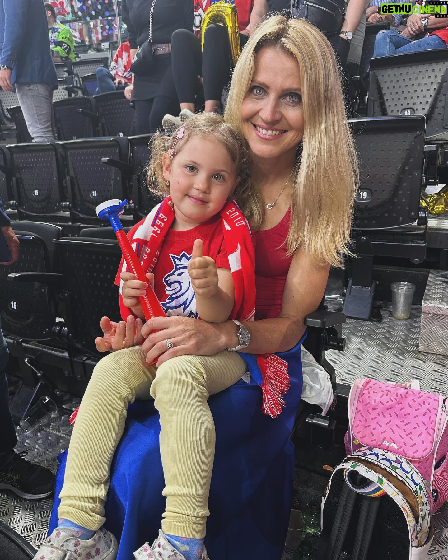 Lucie Šafářová Instagram - Zlato.🥇Po 14letech! Doma v Praze. Před těma nejlepšíma fanouškama světa! To byla jízda! 🇨🇿🥳🥳 Velký dík celému 🇨🇿hokejovému týmu! Na tyhle zážitky zase dlouuuuho nezapomeneme! Holt v O2 aréně nám ty sporty jdou! 🤣🤣 Já si každý zápas moc užívala, někdy i vzpomínala na naše dávná fed cupová vítězství, ale prostě 🎩 dolů před těma výkonama, co naši předvedli! 🤩💪🏻 No a ta atmosféra, kterou jsme tam 🇨🇿 vytvořili je prostě nejvíc! Moc jsme jim to přáli a ono se to povedlo! 🥳 Já jsem moc pyšná na @tomasplekanec za to, jak pěkně zvládl svou novou roli! Bylo zvláštní ho vidět bez helmy 😂😂 ale myslím, že těch 1000000000 hodin koukání doma na hokej, kde jen občas zabojuji já o tenis a děti o pohádku svědčí o tom, že hokej pořád miluje a rád ho pomáhá dávat dál. ❤️ Smekám i před celým realizačním týmem v čele s Radimem Rulíkem, na který byl obrovský tlak a určitě není vůbec lehké to celé ustát! Oni to dali a zaslouženě teď drží 🥇🏆! No tak teď jim přeji pěkné oslavy a ať jim ta radost “lepí” dál a my se zase budeme těšit na další hokejové bitvy! @tomasplekanec si teď beru jako kouče do Paříže na legendy, tak snad to vítěznou vlnu přenese i na mě! 🤣💪🏻 #cesko #ceskyhokej #mistri
