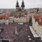 Lucie Šafářová Instagram - Zlato.🥇Po 14letech! Doma v Praze. Před těma nejlepšíma fanouškama světa! To byla jízda! 🇨🇿🥳🥳 Velký dík celému 🇨🇿hokejovému týmu! Na tyhle zážitky zase dlouuuuho nezapomeneme! Holt v O2 aréně nám ty sporty jdou! 🤣🤣 Já si každý zápas moc užívala, někdy i vzpomínala na naše dávná fed cupová vítězství, ale prostě 🎩 dolů před těma výkonama, co naši předvedli! 🤩💪🏻 No a ta atmosféra, kterou jsme tam 🇨🇿 vytvořili je prostě nejvíc! Moc jsme jim to přáli a ono se to povedlo! 🥳 Já jsem moc pyšná na @tomasplekanec za to, jak pěkně zvládl svou novou roli! Bylo zvláštní ho vidět bez helmy 😂😂 ale myslím, že těch 1000000000 hodin koukání doma na hokej, kde jen občas zabojuji já o tenis a děti o pohádku svědčí o tom, že hokej pořád miluje a rád ho pomáhá dávat dál. ❤️ Smekám i před celým realizačním týmem v čele s Radimem Rulíkem, na který byl obrovský tlak a určitě není vůbec lehké to celé ustát! Oni to dali a zaslouženě teď drží 🥇🏆! No tak teď jim přeji pěkné oslavy a ať jim ta radost “lepí” dál a my se zase budeme těšit na další hokejové bitvy! @tomasplekanec si teď beru jako kouče do Paříže na legendy, tak snad to vítěznou vlnu přenese i na mě! 🤣💪🏻 #cesko #ceskyhokej #mistri