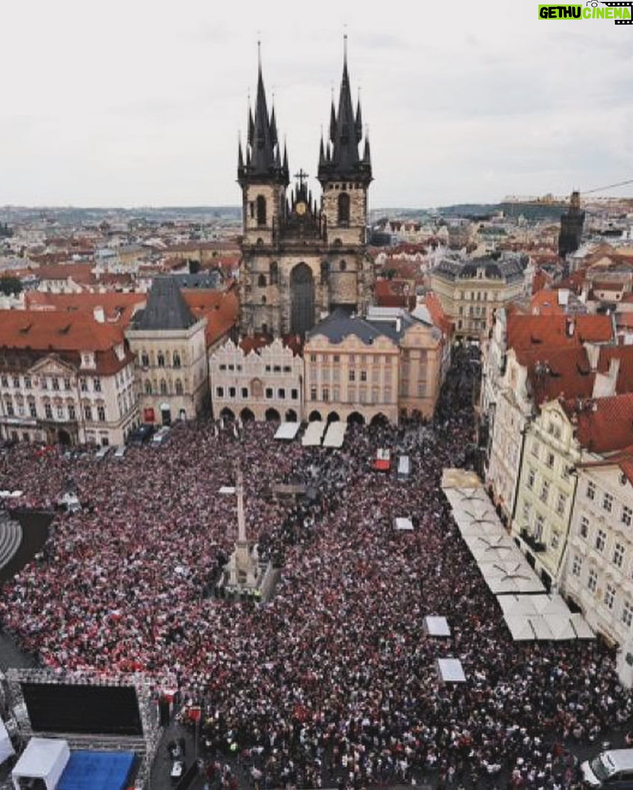 Lucie Šafářová Instagram - Zlato.🥇Po 14letech! Doma v Praze. Před těma nejlepšíma fanouškama světa! To byla jízda! 🇨🇿🥳🥳 Velký dík celému 🇨🇿hokejovému týmu! Na tyhle zážitky zase dlouuuuho nezapomeneme! Holt v O2 aréně nám ty sporty jdou! 🤣🤣 Já si každý zápas moc užívala, někdy i vzpomínala na naše dávná fed cupová vítězství, ale prostě 🎩 dolů před těma výkonama, co naši předvedli! 🤩💪🏻 No a ta atmosféra, kterou jsme tam 🇨🇿 vytvořili je prostě nejvíc! Moc jsme jim to přáli a ono se to povedlo! 🥳 Já jsem moc pyšná na @tomasplekanec za to, jak pěkně zvládl svou novou roli! Bylo zvláštní ho vidět bez helmy 😂😂 ale myslím, že těch 1000000000 hodin koukání doma na hokej, kde jen občas zabojuji já o tenis a děti o pohádku svědčí o tom, že hokej pořád miluje a rád ho pomáhá dávat dál. ❤️ Smekám i před celým realizačním týmem v čele s Radimem Rulíkem, na který byl obrovský tlak a určitě není vůbec lehké to celé ustát! Oni to dali a zaslouženě teď drží 🥇🏆! No tak teď jim přeji pěkné oslavy a ať jim ta radost “lepí” dál a my se zase budeme těšit na další hokejové bitvy! @tomasplekanec si teď beru jako kouče do Paříže na legendy, tak snad to vítěznou vlnu přenese i na mě! 🤣💪🏻 #cesko #ceskyhokej #mistri