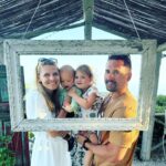 Lucie Šafářová Instagram - Všechno nejlepší všem tatínkům!🥳 @tomasplekanec děkujeme, že tě máme! Tolik akce, výletů, stejků, jízd na kole, na lyžích, na lodi, na koloběžkách, na bruslích, v bazénu, na tenise, na badmintonu, na pinecu, na horách, na pláži, v lese…1,2,3,4 děti, nikdy s tebou není nuda! 🙃😁 40tka na krku, tak co dodat? Udrž tempo! 😘😘 Předehnat dědu Milana bude těžký! 🤣 #milujemetě #rodina #nejtáta Happy father’s day!!!