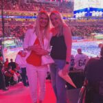 Lucie Šafářová Instagram - Zlato.🥇Po 14letech! Doma v Praze. Před těma nejlepšíma fanouškama světa! To byla jízda! 🇨🇿🥳🥳 Velký dík celému 🇨🇿hokejovému týmu! Na tyhle zážitky zase dlouuuuho nezapomeneme! Holt v O2 aréně nám ty sporty jdou! 🤣🤣 Já si každý zápas moc užívala, někdy i vzpomínala na naše dávná fed cupová vítězství, ale prostě 🎩 dolů před těma výkonama, co naši předvedli! 🤩💪🏻 No a ta atmosféra, kterou jsme tam 🇨🇿 vytvořili je prostě nejvíc! Moc jsme jim to přáli a ono se to povedlo! 🥳 Já jsem moc pyšná na @tomasplekanec za to, jak pěkně zvládl svou novou roli! Bylo zvláštní ho vidět bez helmy 😂😂 ale myslím, že těch 1000000000 hodin koukání doma na hokej, kde jen občas zabojuji já o tenis a děti o pohádku svědčí o tom, že hokej pořád miluje a rád ho pomáhá dávat dál. ❤️ Smekám i před celým realizačním týmem v čele s Radimem Rulíkem, na který byl obrovský tlak a určitě není vůbec lehké to celé ustát! Oni to dali a zaslouženě teď drží 🥇🏆! No tak teď jim přeji pěkné oslavy a ať jim ta radost “lepí” dál a my se zase budeme těšit na další hokejové bitvy! @tomasplekanec si teď beru jako kouče do Paříže na legendy, tak snad to vítěznou vlnu přenese i na mě! 🤣💪🏻 #cesko #ceskyhokej #mistri