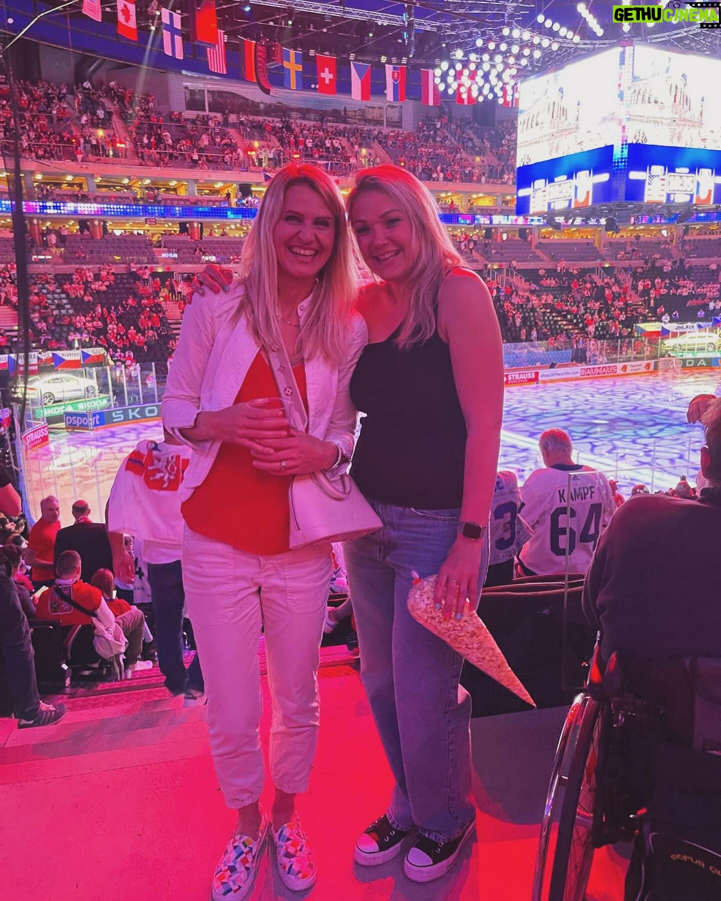 Lucie Šafářová Instagram - Zlato.🥇Po 14letech! Doma v Praze. Před těma nejlepšíma fanouškama světa! To byla jízda! 🇨🇿🥳🥳 Velký dík celému 🇨🇿hokejovému týmu! Na tyhle zážitky zase dlouuuuho nezapomeneme! Holt v O2 aréně nám ty sporty jdou! 🤣🤣 Já si každý zápas moc užívala, někdy i vzpomínala na naše dávná fed cupová vítězství, ale prostě 🎩 dolů před těma výkonama, co naši předvedli! 🤩💪🏻 No a ta atmosféra, kterou jsme tam 🇨🇿 vytvořili je prostě nejvíc! Moc jsme jim to přáli a ono se to povedlo! 🥳 Já jsem moc pyšná na @tomasplekanec za to, jak pěkně zvládl svou novou roli! Bylo zvláštní ho vidět bez helmy 😂😂 ale myslím, že těch 1000000000 hodin koukání doma na hokej, kde jen občas zabojuji já o tenis a děti o pohádku svědčí o tom, že hokej pořád miluje a rád ho pomáhá dávat dál. ❤️ Smekám i před celým realizačním týmem v čele s Radimem Rulíkem, na který byl obrovský tlak a určitě není vůbec lehké to celé ustát! Oni to dali a zaslouženě teď drží 🥇🏆! No tak teď jim přeji pěkné oslavy a ať jim ta radost “lepí” dál a my se zase budeme těšit na další hokejové bitvy! @tomasplekanec si teď beru jako kouče do Paříže na legendy, tak snad to vítěznou vlnu přenese i na mě! 🤣💪🏻 #cesko #ceskyhokej #mistri