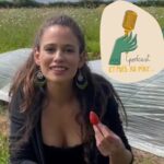 Lucie Lucas Instagram - Coucou les copeines 👋 Pour celles et ceux qui n’ont pas encore écouté notre nouveau podcast @etpuisaupirepodcast , le premier épisode est disponible sur @spotify , @deezerfr , @applepodcasts , Google Podcasts , @amazonmusic et Flux RSS 📻 C’est un épisode particulièrement spécial pour moi car on peut y entendre des personnes très chères à mon coeur et avec qui je partage ma vie, dont mes 2 filles et mon homme, mais aussi @koconono , @blandinebellavoir , @lechamanoush et @naomi_blavy 🫶 On a parlé d’un sujet qui nous relie tous au quotidien : l’habitat partagé. Quelle est la genèse de notre projet à la @fermedelavillelambert ? Qu’est ce que c’est le vivre ensemble et comment faire pour co-habiter ? On espère que cet échange vous plaira ! N’hésitez pas à nous partager vos retours en commentaire ou par message privé 😊 Et pour suivre la suite de nos aventures, vous pouvez vous abonner à la page de @etpuisaupirepodcast Des bisous ! 😘 #podcast #etpuisaupire #habitatpartagé #ferme #ecologie #tierslieux #solidaire #ecologique