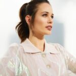 Lucie Lucas Instagram – Souvenir du @leprescripteur… Je n’avais alors pas tagué la créatrice de cette magnifique chemise irisée, @noemiedevime.paris… Mea culpa et merci pour ce stylisme arc en ciel doux et lumineux 🙏✨
Hier j’intervenais à la Convention des Entreprises pour le Climat, j’en ressors pleine d’espoirs… Les choses bougent, les entreprises commencent à comprendre aussi qu’il n’y aura au final pas d’autre choix que celui de la coopération à toutes les echelles de notre civilisation, pas d’autre choix que celui de sortir de la course a la croissance, ni celui de la collaboration interespèces si joliment inscrite dans les lois de mère nature… Comprendre qu’il vaut mieux appréhender la société, les entreprises et tous les collectifs comme des jardins en permaculture et non pas comme des terrains d’exploitation et de domination. La nature nous le fait comprendre un peu plus chaque jour… On a notre place dans ses écosystèmes à condition d’apprendre à faire preuve de respect, d’attention, de douceur… à condition de chercher à s’inscrire dans des cercles vertueux, sans déchets et dans une sincère  recherche d’harmonie et d’équité pour tous les vivants… C’est marrant, finalement la recette pour entrer au paradis ou pour permettre à notre espece animale de continuer son chemin sur Terre a l’air d’être sensiblement similaire ☺️ 
Et si nous avions le paradis à portée de vivant ? Et si ensemble nous arrivions à transformer nos enfers ? 😊

📸 @zoefidji
