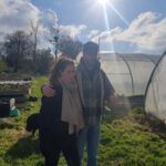 Lucie Lucas Instagram - Il y a quelques jours nous avons eu l'immense l’honneur et le plaisir gigantesque d’accueillir @jeanmartinfortier chez nous, à la @fermedelavillelambert . Il est venu découvrir notre projet et nous apporter son expertise inégalable 😊 Merci à lui pour ses conseils si précieux, ses encouragements si énergisants et sa bienveillance si généreuse 🙏 Il nous a conforté dans l’idée que même si le chemin est long, nous sommes sur la bonne voie et notre vision est juste. Merci pour tout le courage que tu as regonflé en nous Jean-Martin ! Et pour la fierté qui fleurie dans un coin de nos coeurs depuis ton passage et qui nous réchauffe après tous les sacrifices et toutes les difficultés qu'il a fallu affronter pour en arriver là. Merci aussi et encore à Jean-Martin et ses équipes de m’avoir invitée à prendre part à sa conférence sur les microfermes à l’ @academieduclimat à l'occasion de la sortie de son nouveau livre Microfermes 🙏 un débat vraiment passionnant sur les perspectives vertueuses d’une agriculture sur petite surface et sur l’importance d’une rénovation profonde de notre politique agricole ! Je vous mettrai plus de détails bientôt en story 😉 Des bisous à tous et bon week-end ! ❤️ #jeanmartinfortier #permaculture #microferme #biointensive