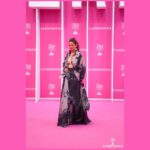 Lucie Lucas Instagram - Ce week-end j’étais au festival @canneseries pour presenter la série Cannes Confidential que nous avons tourné cet été avec les sublimes @instashym et @imjamiebamber , réalisée par @camille_delamarre et que vous pourrez bientôt voir sur @tf1 ✨ Excitation de présenter cette nouvelle série internationnale dont on est très fiers, joie de constater le super accueil qu’elle a reçu auprès de la presse et des spectateurs, bonheur total de retrouver une équipe que j'affectionne autant...mais aussi immense fierté de présenter officiellement ma fille aînée Lilou sur le pink carpet ❤️🙏 Je me sens profondément chanceuse de pouvoir passer des moments privilégiés en tête à tête avec chacun de mes enfants, qu'ils comprennent mieux mon travail et qu'ils apprennent le monde autrement qu'à l'école... Et pour nous le voyage ne fait que commencer… Après avoir prit le train pour Cannes pendant 12h nous voilà reparties pour l’Italie, 2 pays 2 ambiances... Ce ne sera pas pour des vacances ni pour des paillettes mais pour des aventures solidaires que nous vous partagerons bientôt 😉🤗 Des bisous les copeines 😚✨❤ #cannesseries #festival #cannes #pinkcarpet #cannesconfidential #serie #tv #tf1 #voyage #solidaire #italie