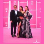 Lucie Lucas Instagram - Ce week-end j’étais au festival @canneseries pour presenter la série Cannes Confidential que nous avons tourné cet été avec les sublimes @instashym et @imjamiebamber , réalisée par @camille_delamarre et que vous pourrez bientôt voir sur @tf1 ✨ Excitation de présenter cette nouvelle série internationnale dont on est très fiers, joie de constater le super accueil qu’elle a reçu auprès de la presse et des spectateurs, bonheur total de retrouver une équipe que j'affectionne autant...mais aussi immense fierté de présenter officiellement ma fille aînée Lilou sur le pink carpet ❤️🙏 Je me sens profondément chanceuse de pouvoir passer des moments privilégiés en tête à tête avec chacun de mes enfants, qu'ils comprennent mieux mon travail et qu'ils apprennent le monde autrement qu'à l'école... Et pour nous le voyage ne fait que commencer… Après avoir prit le train pour Cannes pendant 12h nous voilà reparties pour l’Italie, 2 pays 2 ambiances... Ce ne sera pas pour des vacances ni pour des paillettes mais pour des aventures solidaires que nous vous partagerons bientôt 😉🤗 Des bisous les copeines 😚✨❤ #cannesseries #festival #cannes #pinkcarpet #cannesconfidential #serie #tv #tf1 #voyage #solidaire #italie