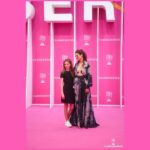 Lucie Lucas Instagram - Ce week-end j’étais au festival @canneseries pour presenter la série Cannes Confidential que nous avons tourné cet été avec les sublimes @instashym et @imjamiebamber , réalisée par @camille_delamarre et que vous pourrez bientôt voir sur @tf1 ✨ Excitation de présenter cette nouvelle série internationnale dont on est très fiers, joie de constater le super accueil qu’elle a reçu auprès de la presse et des spectateurs, bonheur total de retrouver une équipe que j'affectionne autant...mais aussi immense fierté de présenter officiellement ma fille aînée Lilou sur le pink carpet ❤️🙏 Je me sens profondément chanceuse de pouvoir passer des moments privilégiés en tête à tête avec chacun de mes enfants, qu'ils comprennent mieux mon travail et qu'ils apprennent le monde autrement qu'à l'école... Et pour nous le voyage ne fait que commencer… Après avoir prit le train pour Cannes pendant 12h nous voilà reparties pour l’Italie, 2 pays 2 ambiances... Ce ne sera pas pour des vacances ni pour des paillettes mais pour des aventures solidaires que nous vous partagerons bientôt 😉🤗 Des bisous les copeines 😚✨❤ #cannesseries #festival #cannes #pinkcarpet #cannesconfidential #serie #tv #tf1 #voyage #solidaire #italie