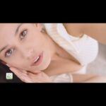 Lucie Lucas Instagram - Bonjour à tous, Très heureuse de vous partager en avant première la nouvelle pub @sobio_etic pour la gamme lift grenade ♥️ Je suis sincèrement fascinée par l’efficacité de leurs produits, le soin qu’ils mettent dans le choix de tous leurs composants qui sont naturels ET bio (ce qui n’est pas du tout pareil que naturel tout court : un végétal cultivé avec des pesticides va être considéré comme ingrédient naturel si vendu tel quel car non transformé ou sans ajout pétrochimique après récolte) Avec le groupe @leanature_groupe on est vraiment sur une charte ultra stricte et cohérente, une exigence qui va bien au delà du cahier des charges des labels bio. Rien n’est laissé au hasard avec eux et le comble c’est qu’ils sont accessibles au niveau des prix et vendus en grandes surfaces 😊 Et c’est une sacrée prouesse d’être aussi drastique quand on produit de tels volumes… de l’usine, aux bureaux, aux jardins, en passant par le siège social, la fondation et les artisans paysans qui collaborent... Je n’ai jamais vu une entreprise aussi éthique et bien pensée… Oui il y a encore des contenants (recyclés et recyclables) car les grandes surfaces ont des impératifs, oui il y a peut être encore une marge de progression (perso à part passer au solide, je vois pas), mais si les entreprises françaises prenaient exemple sur eux, nous serions véritablement un pays révolutionnaire sur le plan climatique et social. Acheter un produit Sobio (si on en a besoin 😉) c’est réellement soutenir et voter pour une entreprise éthique... et pour un futur nettement plus enviable 💚