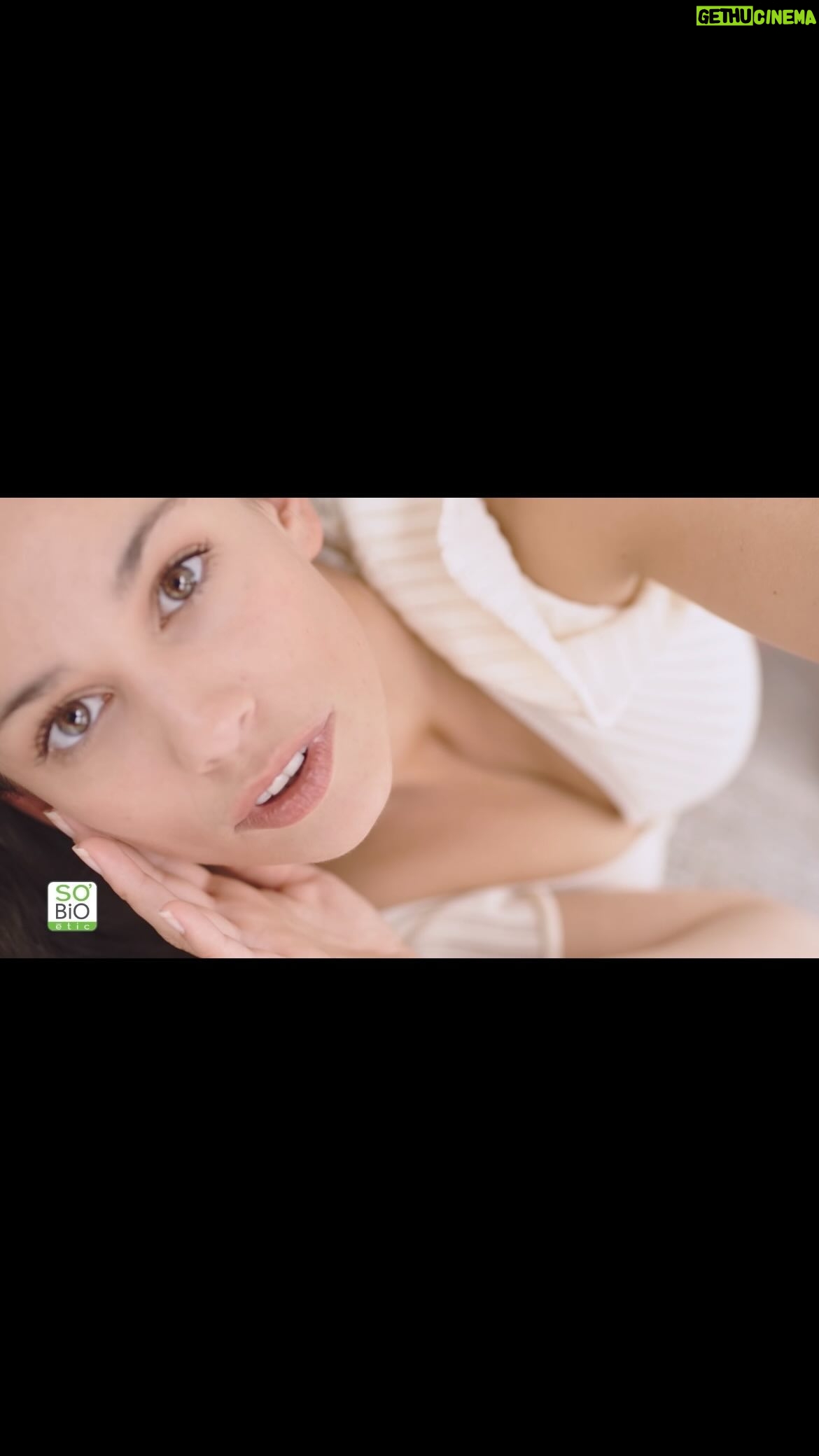 Lucie Lucas Instagram - Bonjour à tous, Très heureuse de vous partager en avant première la nouvelle pub @sobio_etic pour la gamme lift grenade ♥️ Je suis sincèrement fascinée par l’efficacité de leurs produits, le soin qu’ils mettent dans le choix de tous leurs composants qui sont naturels ET bio (ce qui n’est pas du tout pareil que naturel tout court : un végétal cultivé avec des pesticides va être considéré comme ingrédient naturel si vendu tel quel car non transformé ou sans ajout pétrochimique après récolte) Avec le groupe @leanature_groupe on est vraiment sur une charte ultra stricte et cohérente, une exigence qui va bien au delà du cahier des charges des labels bio. Rien n’est laissé au hasard avec eux et le comble c’est qu’ils sont accessibles au niveau des prix et vendus en grandes surfaces 😊 Et c’est une sacrée prouesse d’être aussi drastique quand on produit de tels volumes… de l’usine, aux bureaux, aux jardins, en passant par le siège social, la fondation et les artisans paysans qui collaborent... Je n’ai jamais vu une entreprise aussi éthique et bien pensée… Oui il y a encore des contenants (recyclés et recyclables) car les grandes surfaces ont des impératifs, oui il y a peut être encore une marge de progression (perso à part passer au solide, je vois pas), mais si les entreprises françaises prenaient exemple sur eux, nous serions véritablement un pays révolutionnaire sur le plan climatique et social. Acheter un produit Sobio (si on en a besoin 😉) c’est réellement soutenir et voter pour une entreprise éthique... et pour un futur nettement plus enviable 💚