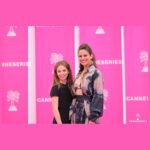 Lucie Lucas Instagram - Ce week-end j’étais au festival @canneseries pour presenter la série Cannes Confidential que nous avons tourné cet été avec les sublimes @instashym et @imjamiebamber , réalisée par @camille_delamarre et que vous pourrez bientôt voir sur @tf1 ✨ Excitation de présenter cette nouvelle série internationnale dont on est très fiers, joie de constater le super accueil qu’elle a reçu auprès de la presse et des spectateurs, bonheur total de retrouver une équipe que j'affectionne autant...mais aussi immense fierté de présenter officiellement ma fille aînée Lilou sur le pink carpet ❤️🙏 Je me sens profondément chanceuse de pouvoir passer des moments privilégiés en tête à tête avec chacun de mes enfants, qu'ils comprennent mieux mon travail et qu'ils apprennent le monde autrement qu'à l'école... Et pour nous le voyage ne fait que commencer… Après avoir prit le train pour Cannes pendant 12h nous voilà reparties pour l’Italie, 2 pays 2 ambiances... Ce ne sera pas pour des vacances ni pour des paillettes mais pour des aventures solidaires que nous vous partagerons bientôt 😉🤗 Des bisous les copeines 😚✨❤ #cannesseries #festival #cannes #pinkcarpet #cannesconfidential #serie #tv #tf1 #voyage #solidaire #italie