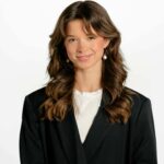 Lucie Rhéaume Instagram - Pov: tu updates ta photo de profil LinkedIn avant l’événement annuel E-Influence.🤌🏼 All jokes aside, je suis si fière de vous présenter officiellement la programmation de la quatrième édition de notre événement annuel E-Influence, ayant lieu le vendredi 31 mai prochain au Centre Phi, à Montréal. Une journée riche en apprentissages, en rencontres, et qui saura vous donner le boost de motivation nécessaire pour les prochaines étapes de votre carrière / entreprise. Au fil des dernières années, nous avons eu la chance de créer ce contexte qui représente à la fois un lieu de rencontre pour de nouveaux partenaires d’affaires, un incubateur d’idées créatives et un moteur de développement pour la relève entrepreneuriale du Québec et ÇA, laissez-moi vous dire que c’est ce qui nous motive au plus haut niveau chez E-Influence. Nous avons tous le potentiel de réussir, mais manquons souvent des bons outils pour y parvenir. On est ici pour arrêter de gatekeep ces informations et les crier sur le plus de toits possibles. Choisiras-tu d’investir en ta carrière / ton entreprise en te joignant à nous le 31 mai prochain?💼 Quelques derniers billets « early birds » à tarifs réduits disponibles via le lien dans ma bio! 📸: @simplyus.ca