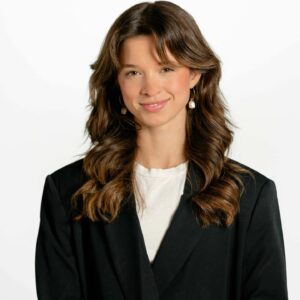 Lucie Rhéaume Instagram - Pov: tu updates ta photo de profil LinkedIn avant l’événement annuel E-Influence.🤌🏼

All jokes aside, je suis si fière de vous présenter officiellement la programmation de la quatrième édition de notre événement annuel E-Influence, ayant lieu le vendredi 31 mai prochain au Centre Phi, à Montréal. 

Une journée riche en apprentissages, en rencontres, et qui saura vous donner le boost de motivation nécessaire pour les prochaines étapes de votre carrière / entreprise. Au fil des dernières années, nous avons eu la chance de créer ce contexte qui représente à la fois un lieu de rencontre pour de nouveaux partenaires d’affaires, un incubateur d’idées créatives et un moteur de développement pour la relève entrepreneuriale du Québec et ÇA, laissez-moi vous dire que c’est ce qui nous motive au plus haut niveau chez E-Influence.

Nous avons tous le potentiel de réussir, mais manquons souvent des bons outils pour y parvenir. On est ici pour arrêter de gatekeep ces informations et les crier sur le plus de toits possibles. Choisiras-tu d’investir en ta carrière / ton entreprise en te joignant à nous le 31 mai prochain?💼 

Quelques derniers billets « early birds » à tarifs réduits disponibles via le lien dans ma bio!

📸: @simplyus.ca