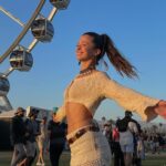 Lucie Rhéaume Instagram - Coachella through the years.🎡🌈💖 Je laisse une p’tite partie de mon coeur à Palm Springs cette année en ne prenant pas part aux festivités pour l’instant (à moins d’un revirement de situation dernière minute… on ne sait jamais avec moi🤠). Je compense en écoutant on repeat en travaillant le beat que j’écouterais si j’étais entrain de viber sous la tente hahaha. Disons que je crave un peu de nouveauté donc up next sur la bucket list (et j’en rêve depuis des ANNÉES): BURNING MAN. S’il y en a ici qui sont déjà allés / prévoient y aller cette année, hit me up.⛺️ Quelle année de looks a été ta pref toi? 1- 2019 sparkly alien👽 2- 2019 neon green girly💚 3- 2022 sparkly desert queen✨ 4- 2022 colorful boho🧡 5- 2022 glittery cowboy🤠 6- 2023 bohème🌾 7- 2023 metallic warrior🪩 8- 2023 jeans on jeans👖