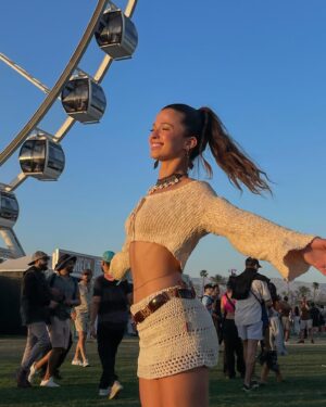 Lucie Rhéaume Instagram - Coachella through the years.🎡🌈💖 Je laisse une p’tite partie de mon coeur à Palm Springs cette année en ne prenant pas part aux festivités pour l’instant (à moins d’un revirement de situation dernière minute… on ne sait jamais avec moi🤠). Je compense en écoutant on repeat en travaillant le beat que j’écouterais si j’étais entrain de viber sous la tente hahaha. Disons que je crave un peu de nouveauté donc up next sur la bucket list (et j’en rêve depuis des ANNÉES): BURNING MAN. S’il y en a ici qui sont déjà allés / prévoient y aller cette année, hit me up.⛺️

Quelle année de looks a été ta pref toi?
1- 2019 sparkly alien👽
2- 2019 neon green girly💚
3- 2022 sparkly desert queen✨
4- 2022 colorful boho🧡
5- 2022 glittery cowboy🤠
6- 2023 bohème🌾
7- 2023 metallic warrior🪩
8- 2023 jeans on jeans👖