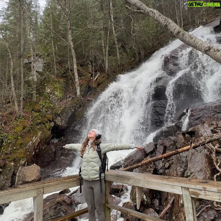 Lucie Rhéaume Instagram - Un mois à la maison.💌 1- Quand il grêle, neige, pleut et fait soleil pendant la même rando.🤠 2- Ma nouvelle rando pref dans la région au Parc Régional des Sept-Chutes.💙 3- Struggles pour essayer de #SaveBARB 4- L’espérance de vie de ce cactus aura été de: 1 semaine 5- What I’ll be wearing all summer.❤️ 6- Visite de l’expo Norman Parkinso au Musée McCord.📸 7- Être profondément reconnaissante du retour du soleil>> 8- Reminder qu’on a vu l’évènement du siècle ce mois-ci: UNE ÉCLIPSEEEE Comment se passe votre mois d’avril vous?🦋