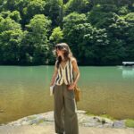 Lucie Rhéaume Instagram - L’une de mes découvertes coup de coeur de Kyoto.💌 Caché derrière la fameuse forêt de bambou, se cache non seulement un mini restaurant où nous avons pu déguster un repas traditionnel japonais 7 services tout simplement exceptionnel, mais aussi cette rivière absolument magique. Un must lors d’un passage à Kyoto!🦋