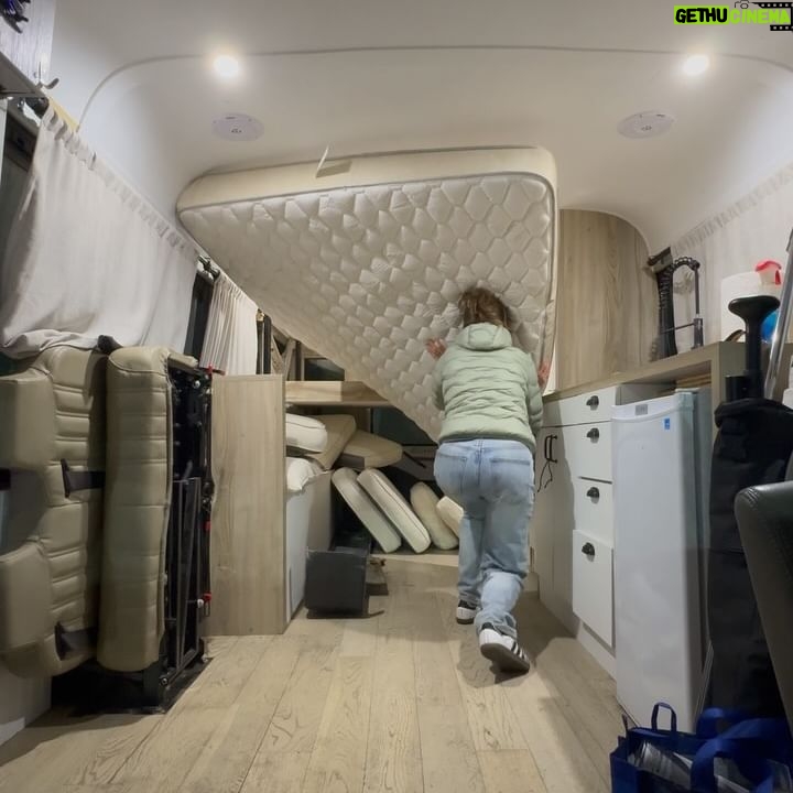 Lucie Rhéaume Instagram - Un mois à la maison.💌 1- Quand il grêle, neige, pleut et fait soleil pendant la même rando.🤠 2- Ma nouvelle rando pref dans la région au Parc Régional des Sept-Chutes.💙 3- Struggles pour essayer de #SaveBARB 4- L’espérance de vie de ce cactus aura été de: 1 semaine 5- What I’ll be wearing all summer.❤️ 6- Visite de l’expo Norman Parkinso au Musée McCord.📸 7- Être profondément reconnaissante du retour du soleil>> 8- Reminder qu’on a vu l’évènement du siècle ce mois-ci: UNE ÉCLIPSEEEE Comment se passe votre mois d’avril vous?🦋
