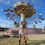 Lucie Rhéaume Instagram - Coachella through the years.🎡🌈💖 Je laisse une p’tite partie de mon coeur à Palm Springs cette année en ne prenant pas part aux festivités pour l’instant (à moins d’un revirement de situation dernière minute… on ne sait jamais avec moi🤠). Je compense en écoutant on repeat en travaillant le beat que j’écouterais si j’étais entrain de viber sous la tente hahaha. Disons que je crave un peu de nouveauté donc up next sur la bucket list (et j’en rêve depuis des ANNÉES): BURNING MAN. S’il y en a ici qui sont déjà allés / prévoient y aller cette année, hit me up.⛺️ Quelle année de looks a été ta pref toi? 1- 2019 sparkly alien👽 2- 2019 neon green girly💚 3- 2022 sparkly desert queen✨ 4- 2022 colorful boho🧡 5- 2022 glittery cowboy🤠 6- 2023 bohème🌾 7- 2023 metallic warrior🪩 8- 2023 jeans on jeans👖