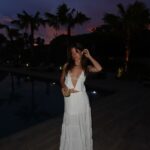 Lucie Rhéaume Instagram - Happy hour o’clock.🍹 Bien arrivés à notre dernier « spott » du voyage, aka Puerto Princesa! Vous êtes nombreux à nous avoir mentionné de passer cette ville, mais il s’agit du seul endroit qui était près de notre itinéraire où il est possible de nager avec les requins baleines de manière éthique et j’en RÊVE depuis des années donc on avait pas le choix de faire le détour.🐋🦈 Plus d’infos sur l’itinéraire à venir dans un recap complet mon Vlog sur ce trip.🎥 📍Hôtel: The Funny Lion Puerto Princesa (@thefunnylionpuertoprincesa) 👚Outfit: Girl Crush (@girlcrushgang)
