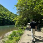 Lucie Rhéaume Instagram - L’une de mes découvertes coup de coeur de Kyoto.💌 Caché derrière la fameuse forêt de bambou, se cache non seulement un mini restaurant où nous avons pu déguster un repas traditionnel japonais 7 services tout simplement exceptionnel, mais aussi cette rivière absolument magique. Un must lors d’un passage à Kyoto!🦋