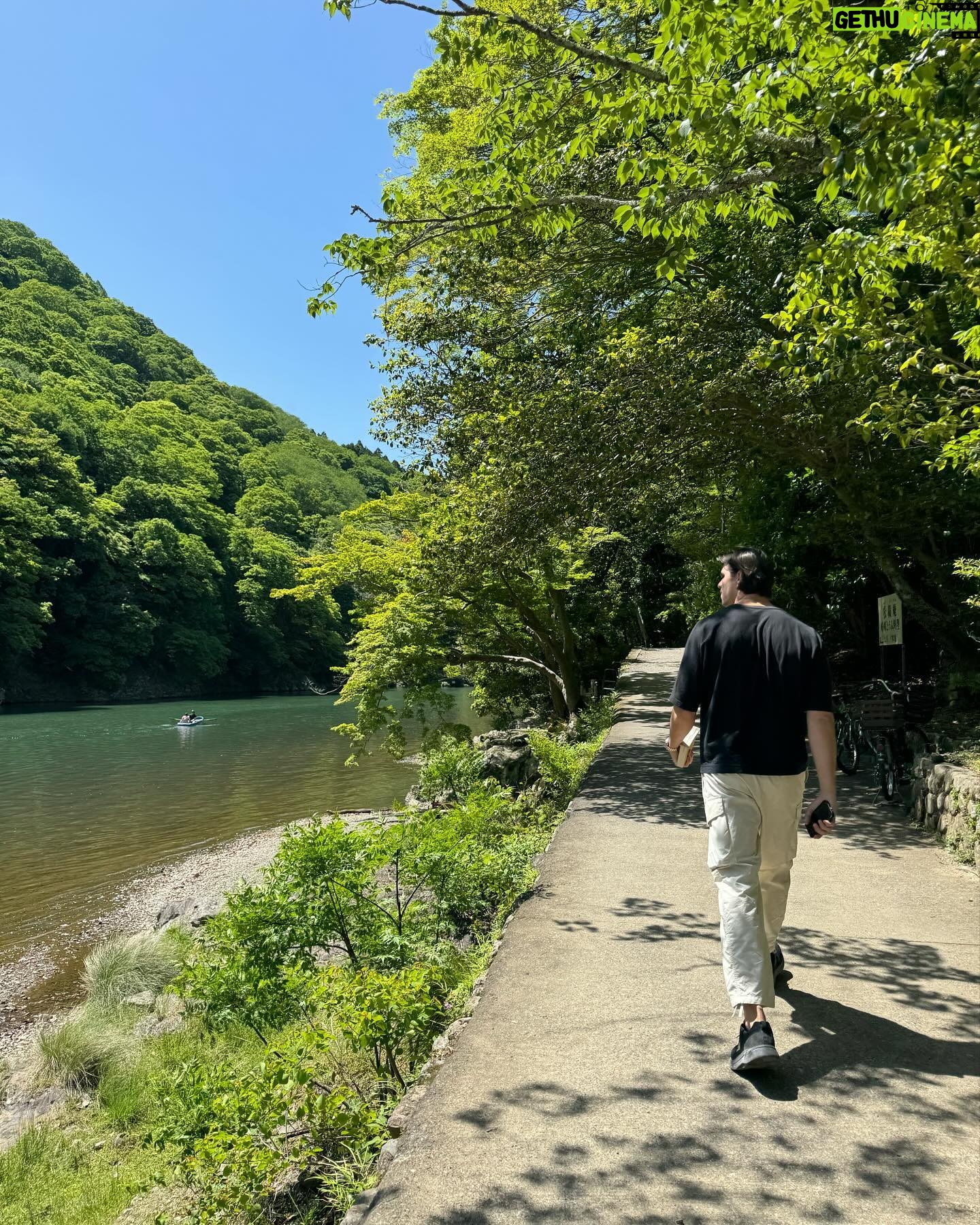Lucie Rhéaume Instagram - L’une de mes découvertes coup de coeur de Kyoto.💌 Caché derrière la fameuse forêt de bambou, se cache non seulement un mini restaurant où nous avons pu déguster un repas traditionnel japonais 7 services tout simplement exceptionnel, mais aussi cette rivière absolument magique. Un must lors d’un passage à Kyoto!🦋