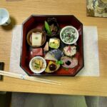 Lucie Rhéaume Instagram - L’une de mes découvertes coup de coeur de Kyoto.💌 Caché derrière la fameuse forêt de bambou, se cache non seulement un mini restaurant où nous avons pu déguster un repas traditionnel japonais 7 services tout simplement exceptionnel, mais aussi cette rivière absolument magique. Un must lors d’un passage à Kyoto!🦋