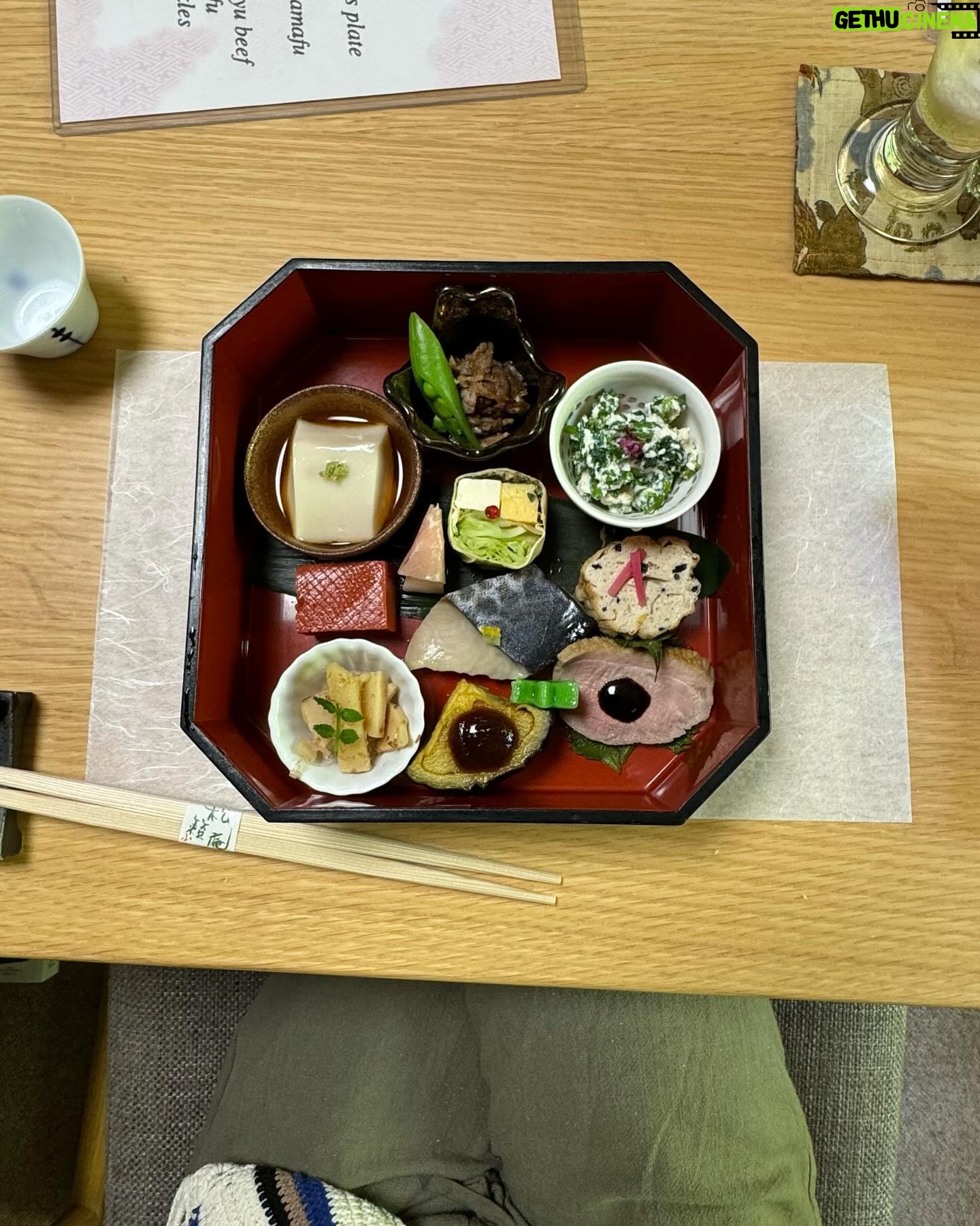 Lucie Rhéaume Instagram - L’une de mes découvertes coup de coeur de Kyoto.💌 Caché derrière la fameuse forêt de bambou, se cache non seulement un mini restaurant où nous avons pu déguster un repas traditionnel japonais 7 services tout simplement exceptionnel, mais aussi cette rivière absolument magique. Un must lors d’un passage à Kyoto!🦋