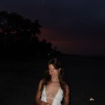 Lucie Rhéaume Instagram - Happy hour o’clock.🍹 Bien arrivés à notre dernier « spott » du voyage, aka Puerto Princesa! Vous êtes nombreux à nous avoir mentionné de passer cette ville, mais il s’agit du seul endroit qui était près de notre itinéraire où il est possible de nager avec les requins baleines de manière éthique et j’en RÊVE depuis des années donc on avait pas le choix de faire le détour.🐋🦈 Plus d’infos sur l’itinéraire à venir dans un recap complet mon Vlog sur ce trip.🎥 📍Hôtel: The Funny Lion Puerto Princesa (@thefunnylionpuertoprincesa) 👚Outfit: Girl Crush (@girlcrushgang)