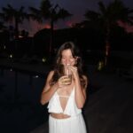 Lucie Rhéaume Instagram - Happy hour o’clock.🍹 Bien arrivés à notre dernier « spott » du voyage, aka Puerto Princesa! Vous êtes nombreux à nous avoir mentionné de passer cette ville, mais il s’agit du seul endroit qui était près de notre itinéraire où il est possible de nager avec les requins baleines de manière éthique et j’en RÊVE depuis des années donc on avait pas le choix de faire le détour.🐋🦈 Plus d’infos sur l’itinéraire à venir dans un recap complet mon Vlog sur ce trip.🎥 📍Hôtel: The Funny Lion Puerto Princesa (@thefunnylionpuertoprincesa) 👚Outfit: Girl Crush (@girlcrushgang)