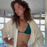 Lucie Rhéaume Instagram - La mienne serait celle-ci, voici mes arguments: 1. Léger mais protège du soleil 2. Peut servir de serviette (j’ai testé) 3. Ne se frippe pas et ne paraît pas quand c’est sale grâce à la texture 4. Me permet de passer de la terre à la mer en 0.2 secondes Ce serait quoi toi?👚 Maillot: @mennillodesigns Set: @girlcrushgang