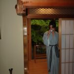 Lucie Rhéaume Instagram - Une nuit dans le temple bouddhiste Rengejo-in Shukubo de Koyasan (save pour ton futur voyage au Japon!).🪷 📍Perché dans les montagnes mystiques de Wakayama, Koyasan est un sanctuaire de tranquillité et le berceau du bouddhisme Shingon. Poser le pied à Koyasan, c’est poser le pied dans un univers où le temps semble suspendu, offrant un espace sacré où l’âme peut s’élever et se reconnecter à sa nature véritable. Ferais-tu le détour par ce petit village lors d’un futur voyage au Japon?🇯🇵 1- Ma passion du thé qui est absolue comblée en étant ici 2- Lecture sur nos lits à même les tatamis 3- Le onsen du temple (aka les bains traditionnels japonais) 4 & 5 - Quelques clichés dans notre chambre que j’ai adoré 6- Déjeuner typique au temple 7- L’entrée du temple 8, 9 & 10 - Divers moments à explorer Koyasan