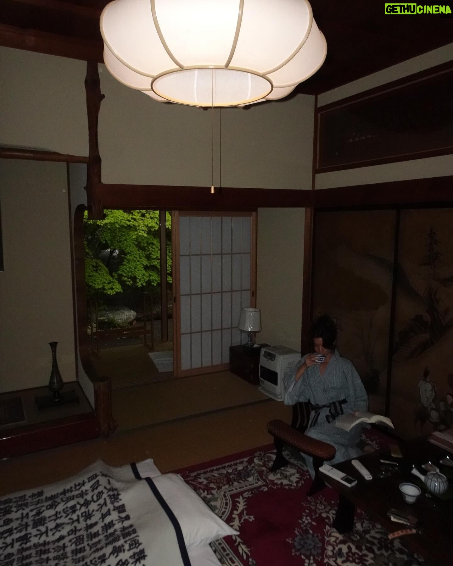Lucie Rhéaume Instagram - Une nuit dans le temple bouddhiste Rengejo-in Shukubo de Koyasan (save pour ton futur voyage au Japon!).🪷 📍Perché dans les montagnes mystiques de Wakayama, Koyasan est un sanctuaire de tranquillité et le berceau du bouddhisme Shingon. Poser le pied à Koyasan, c’est poser le pied dans un univers où le temps semble suspendu, offrant un espace sacré où l’âme peut s’élever et se reconnecter à sa nature véritable. Ferais-tu le détour par ce petit village lors d’un futur voyage au Japon?🇯🇵 1- Ma passion du thé qui est absolue comblée en étant ici 2- Lecture sur nos lits à même les tatamis 3- Le onsen du temple (aka les bains traditionnels japonais) 4 & 5 - Quelques clichés dans notre chambre que j’ai adoré 6- Déjeuner typique au temple 7- L’entrée du temple 8, 9 & 10 - Divers moments à explorer Koyasan