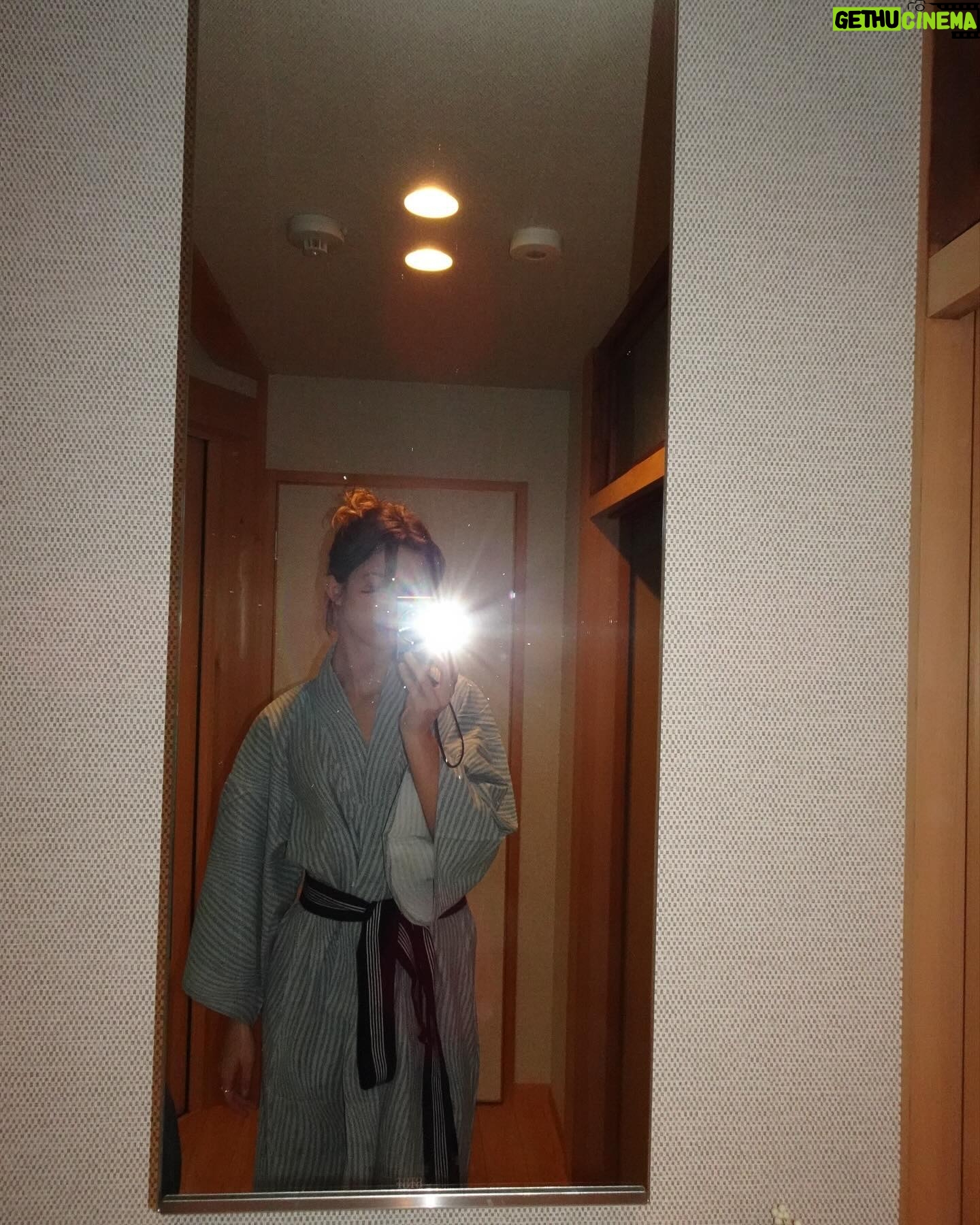 Lucie Rhéaume Instagram - Une nuit dans le temple bouddhiste Rengejo-in Shukubo de Koyasan (save pour ton futur voyage au Japon!).🪷 📍Perché dans les montagnes mystiques de Wakayama, Koyasan est un sanctuaire de tranquillité et le berceau du bouddhisme Shingon. Poser le pied à Koyasan, c’est poser le pied dans un univers où le temps semble suspendu, offrant un espace sacré où l’âme peut s’élever et se reconnecter à sa nature véritable. Ferais-tu le détour par ce petit village lors d’un futur voyage au Japon?🇯🇵 1- Ma passion du thé qui est absolue comblée en étant ici 2- Lecture sur nos lits à même les tatamis 3- Le onsen du temple (aka les bains traditionnels japonais) 4 & 5 - Quelques clichés dans notre chambre que j’ai adoré 6- Déjeuner typique au temple 7- L’entrée du temple 8, 9 & 10 - Divers moments à explorer Koyasan