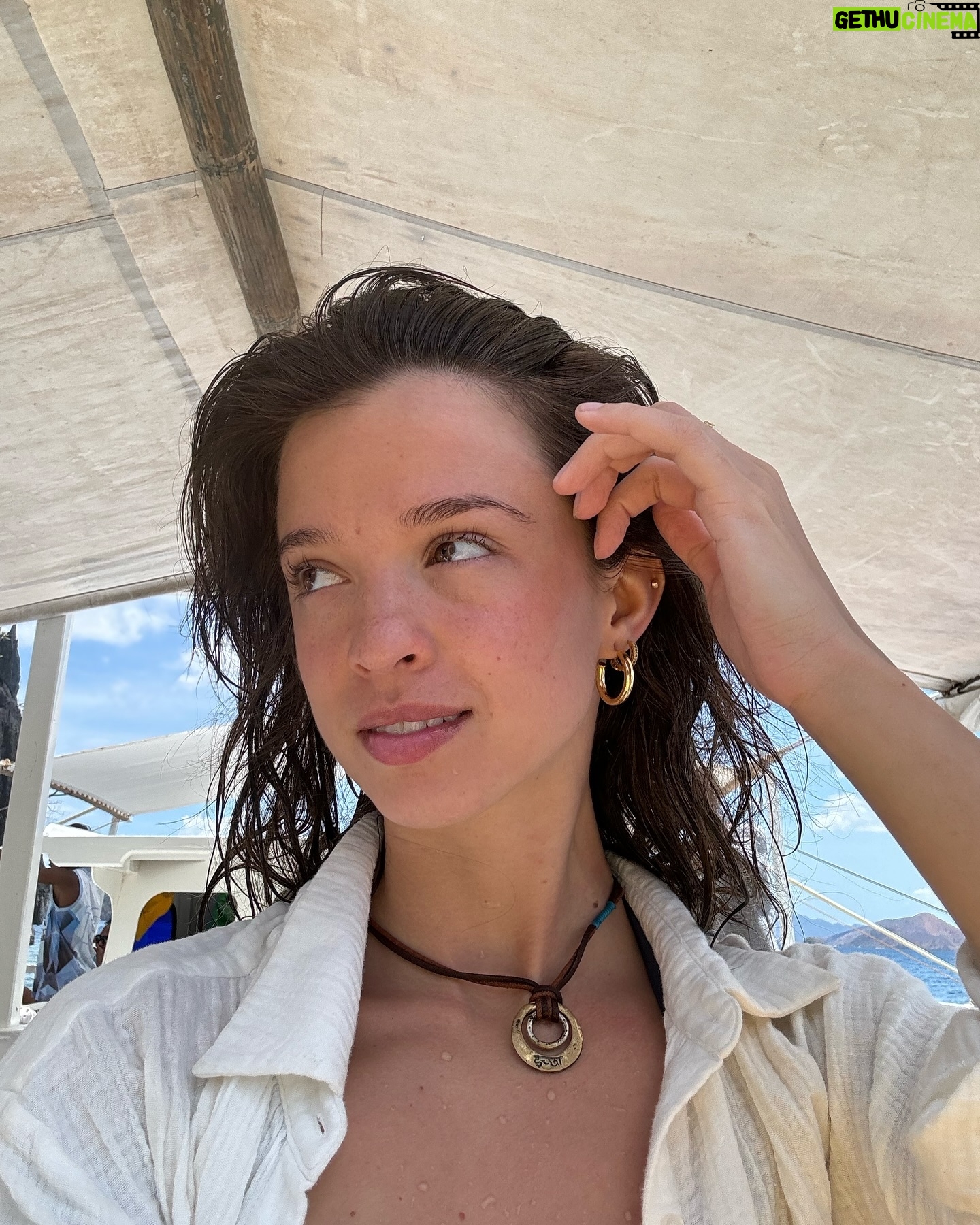 Lucie Rhéaume Instagram - Carousel représentant parfaitement une journée typique ici aux Philippines: (1-2. Photos au fameux Secret Lagoon de El Nido.) 3. Prendre le tricycle pour se rendre au mini port local.🛺 4. Sauter sur le bateau pour l’expédition de la journée (soit du « island hopping » ou de la plongée sous-marine).🤿 5. Apprécier la beauté époustouflante des lieux.🦋 6. Déguster un festin typiquement philippino digne de rois.🍽️ 7. Tomber en amour un peu plus avec l’endroit à chaque coucher de soleil.🌅 8. Dress up pour mes dates night quotidiennes avec l’amoureux.💌 9. Regarder (et parfois prendre au part) aux parties de basket (aka le sport le plus populaire du coin!)🏀 10. Apprécier l’énergie ennivrante du nightlife de El Nido.🍻g