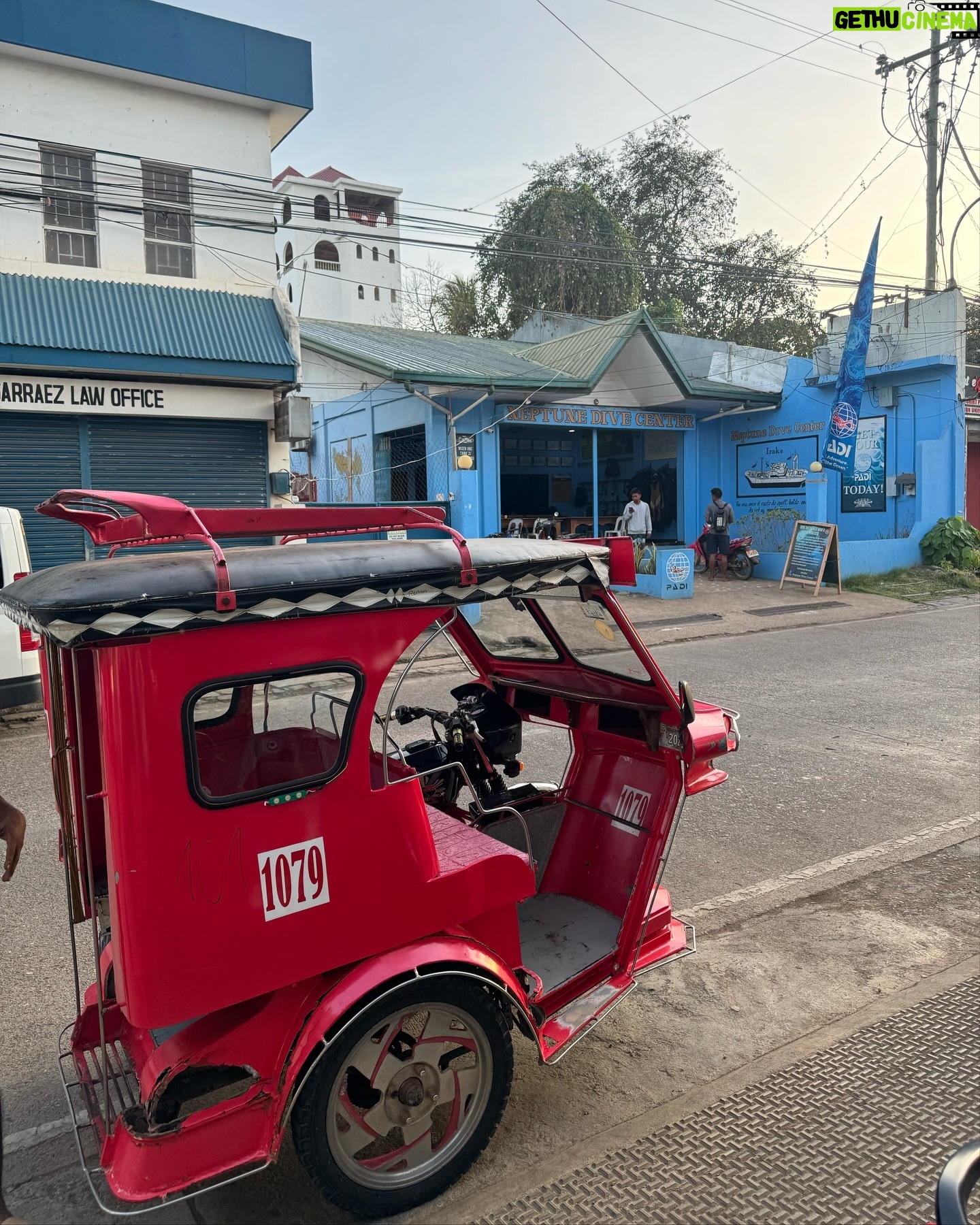 Lucie Rhéaume Instagram - Carousel représentant parfaitement une journée typique ici aux Philippines: (1-2. Photos au fameux Secret Lagoon de El Nido.) 3. Prendre le tricycle pour se rendre au mini port local.🛺 4. Sauter sur le bateau pour l’expédition de la journée (soit du « island hopping » ou de la plongée sous-marine).🤿 5. Apprécier la beauté époustouflante des lieux.🦋 6. Déguster un festin typiquement philippino digne de rois.🍽️ 7. Tomber en amour un peu plus avec l’endroit à chaque coucher de soleil.🌅 8. Dress up pour mes dates night quotidiennes avec l’amoureux.💌 9. Regarder (et parfois prendre au part) aux parties de basket (aka le sport le plus populaire du coin!)🏀 10. Apprécier l’énergie ennivrante du nightlife de El Nido.🍻g