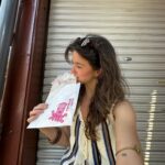 Lucie Rhéaume Instagram - 2 ans depuis le moment où l’univers a mis sur mon chemin the peanut butter to my jelly et nous voici à souligner le tout (et la fin de sa première année de maîtrise) ce mois-ci en Asie.💌 Au programme: deux semaines avec sa famille ici au Japon (un voyage qu’ils s’étaient promis de faire depuis 6 ans, & the time has finally come!) suivi d’un 2 semaines en amoureux dans l’une de nos destinations de rêve. Pouvez-vous deviner quel sera notre deuxième arrêt?🦋