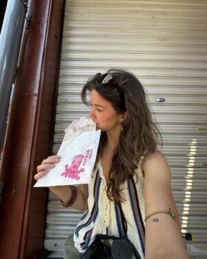 Lucie Rhéaume Instagram - 2 ans depuis le moment où l’univers a mis sur mon chemin the peanut butter to my jelly et nous voici à souligner le tout (et la fin de sa première année de maîtrise) ce mois-ci en Asie.💌 Au programme: deux semaines avec sa famille ici au Japon (un voyage qu’ils s’étaient promis de faire depuis 6 ans, & the time has finally come!) suivi d’un 2 semaines en amoureux dans l’une de nos destinations de rêve. Pouvez-vous deviner quel sera notre deuxième arrêt?🦋