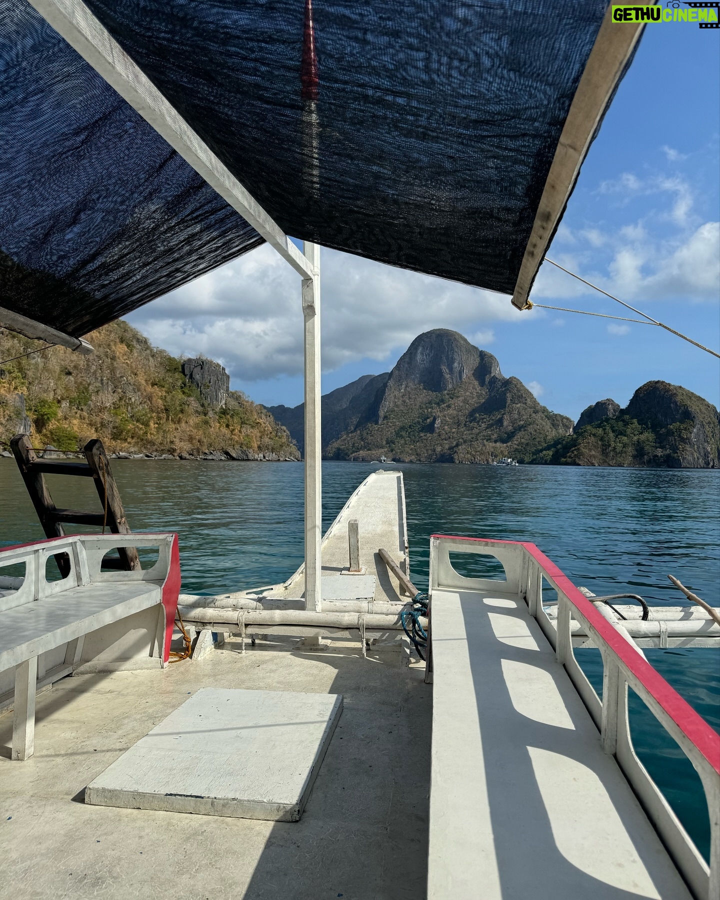 Lucie Rhéaume Instagram - Carousel représentant parfaitement une journée typique ici aux Philippines: (1-2. Photos au fameux Secret Lagoon de El Nido.) 3. Prendre le tricycle pour se rendre au mini port local.🛺 4. Sauter sur le bateau pour l’expédition de la journée (soit du « island hopping » ou de la plongée sous-marine).🤿 5. Apprécier la beauté époustouflante des lieux.🦋 6. Déguster un festin typiquement philippino digne de rois.🍽️ 7. Tomber en amour un peu plus avec l’endroit à chaque coucher de soleil.🌅 8. Dress up pour mes dates night quotidiennes avec l’amoureux.💌 9. Regarder (et parfois prendre au part) aux parties de basket (aka le sport le plus populaire du coin!)🏀 10. Apprécier l’énergie ennivrante du nightlife de El Nido.🍻g