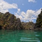 Lucie Rhéaume Instagram - Carousel représentant parfaitement une journée typique ici aux Philippines: (1-2. Photos au fameux Secret Lagoon de El Nido.) 3. Prendre le tricycle pour se rendre au mini port local.🛺 4. Sauter sur le bateau pour l’expédition de la journée (soit du « island hopping » ou de la plongée sous-marine).🤿 5. Apprécier la beauté époustouflante des lieux.🦋 6. Déguster un festin typiquement philippino digne de rois.🍽️ 7. Tomber en amour un peu plus avec l’endroit à chaque coucher de soleil.🌅 8. Dress up pour mes dates night quotidiennes avec l’amoureux.💌 9. Regarder (et parfois prendre au part) aux parties de basket (aka le sport le plus populaire du coin!)🏀 10. Apprécier l’énergie ennivrante du nightlife de El Nido.🍻g