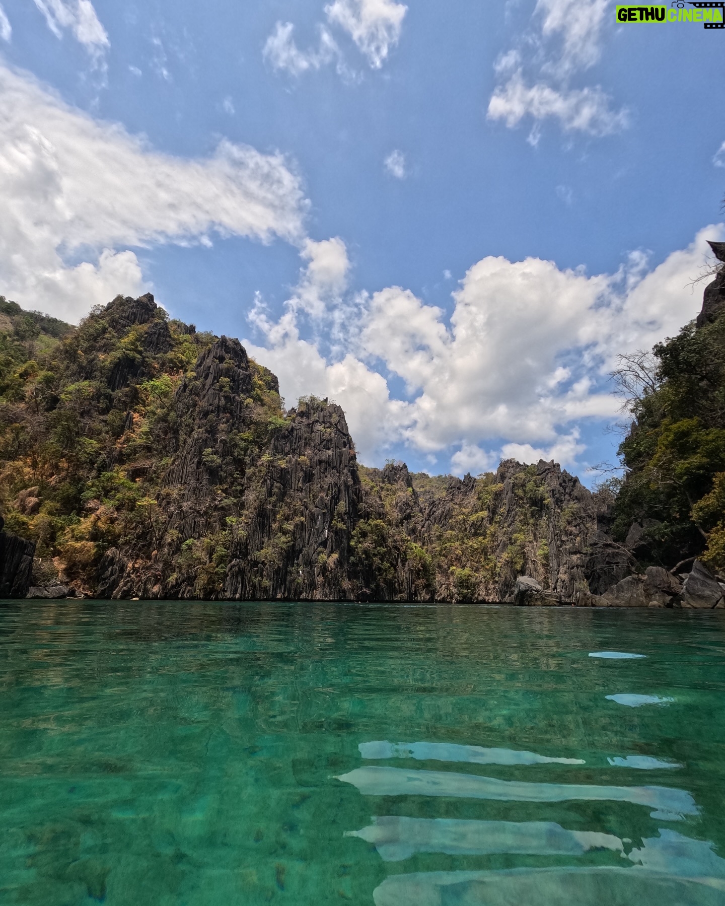 Lucie Rhéaume Instagram - Carousel représentant parfaitement une journée typique ici aux Philippines: (1-2. Photos au fameux Secret Lagoon de El Nido.) 3. Prendre le tricycle pour se rendre au mini port local.🛺 4. Sauter sur le bateau pour l’expédition de la journée (soit du « island hopping » ou de la plongée sous-marine).🤿 5. Apprécier la beauté époustouflante des lieux.🦋 6. Déguster un festin typiquement philippino digne de rois.🍽️ 7. Tomber en amour un peu plus avec l’endroit à chaque coucher de soleil.🌅 8. Dress up pour mes dates night quotidiennes avec l’amoureux.💌 9. Regarder (et parfois prendre au part) aux parties de basket (aka le sport le plus populaire du coin!)🏀 10. Apprécier l’énergie ennivrante du nightlife de El Nido.🍻g